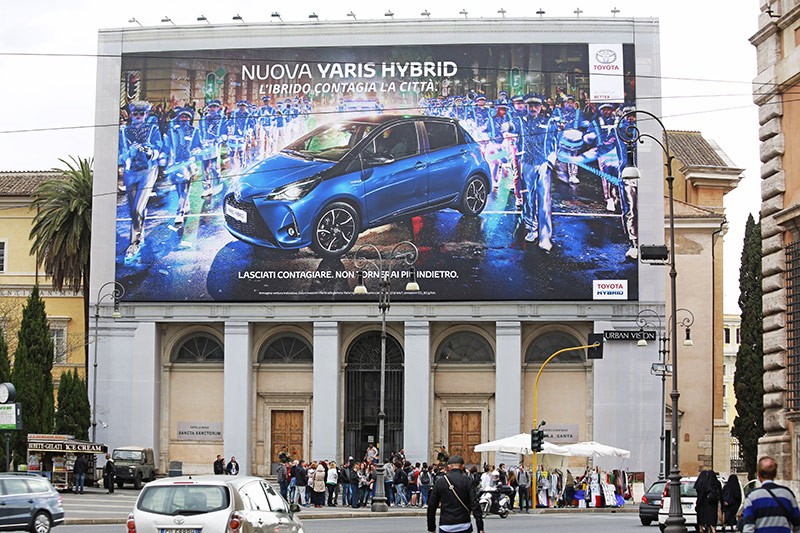 Toyota Yaris Hybrid: parte la nuova campagna outdoor che pulisce anche l’aria