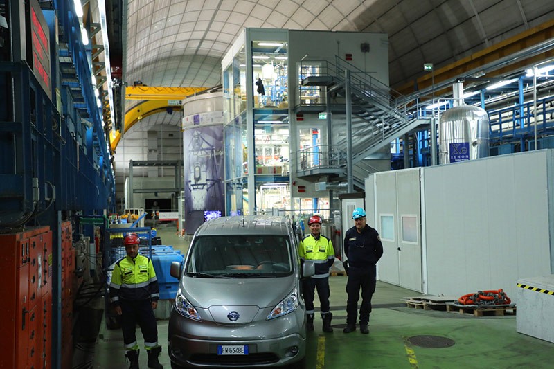 Nissan e Laboratori Nazionali del Gran Sasso insieme per la sostenibilità: Nissan e-NV200 Evalia 100% elettrico è la prima navetta a zero emissioni dell’Istituto Nazionale di Fisica Nucleare